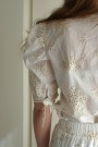 SECRETS BY B Giselle Bluse – Hvit med broderi thumbnail