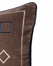 LEXINGTON Grafisk brodert putetrekk i fløyel thumbnail