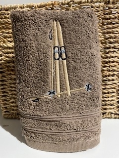 Håndkle med skimotiv, 30x50cm mocca